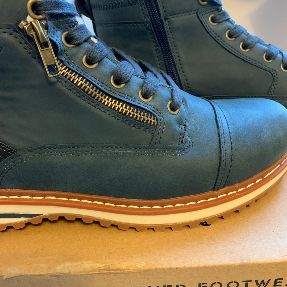 Men’s reserve footwear boots size 9.5